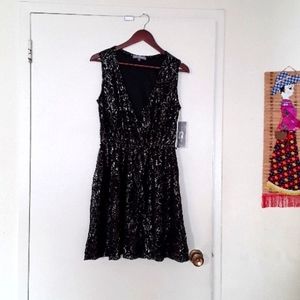 Women beautiful dress  . Brand new.  Size M .